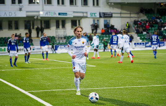 Djurgårdens Kevin Walker påväg att slå hörna