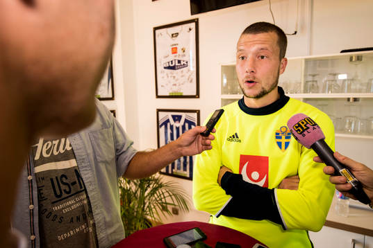 Jakob Johansson blir intervjuad i mixed zone