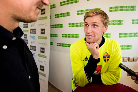 Emil Forsberg blir intervjuad i mixed zone