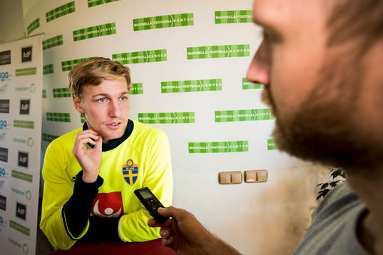 Emil Forsberg blir intervjuad i mixed zone