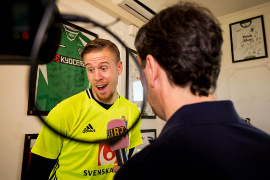 Pontus Jansson blir intervjuad i mixed zone