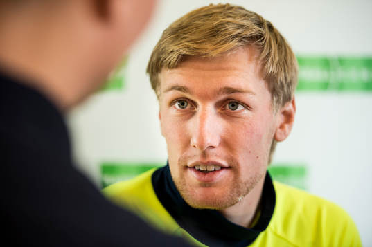 Emil Forsberg blir intervjuad i mixed zone