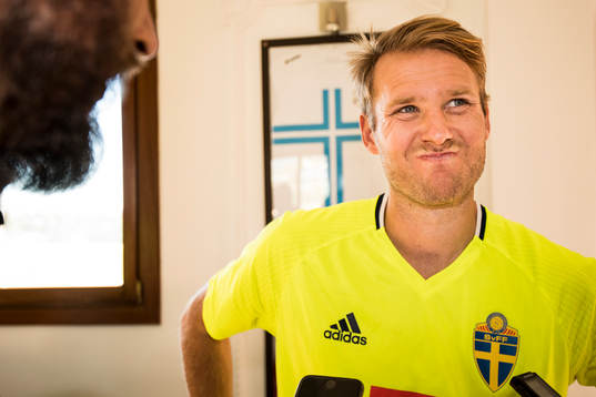 Ola Toivonen blir intervjuad i mixed zone