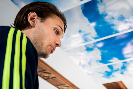 Albin Ekdal blir intervjuad i mixed zone