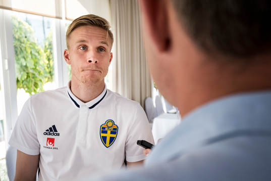 Oscar Wendt blir intervjuad i mixed zone