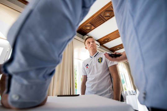 Oscar Wendt blir intervjuad i mixed zone