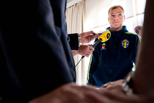 John Guidetti blir intervjuad i mixed zone