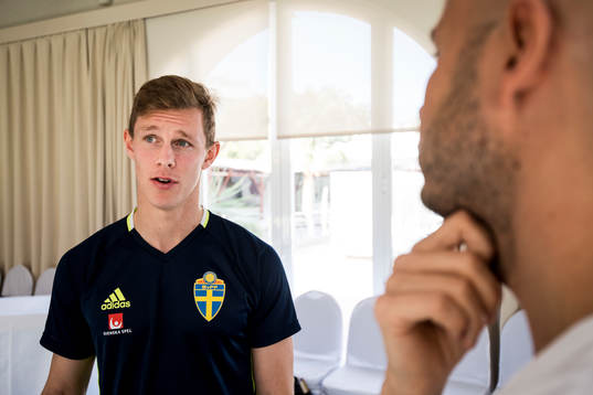 Emil Krafth blir intervjuad i mixed zone