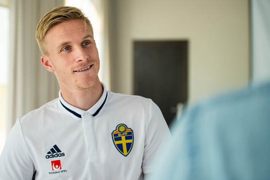 Oscar Wendt blir intervjuad i mixed zone