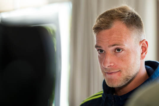 John Guidetti blir intervjuad i mixed zone