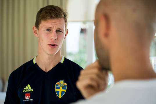 Emil Krafth blir intervjuad i mixed zone