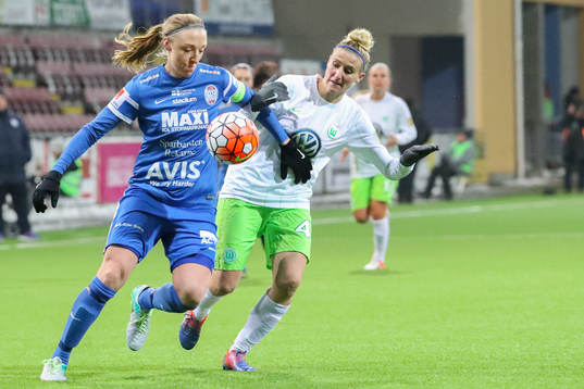 Eskilstuna Uniteds Louise Quinn och Wolfsburgs Anja Mittag