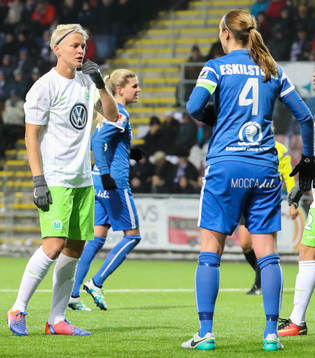 Eskilstuna Uniteds Louise Quinn och Wolfsburgs Nilla Fischer diskuterar