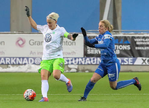 Wolfsburgs Nilla Fischer med bollen framför Eskilstuna Uniteds Mimmi Lasson