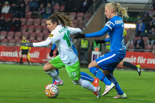Wolfsburgs Ramona Bachmann med bollen framför Eskilstuna Uniteds Petra Andersson