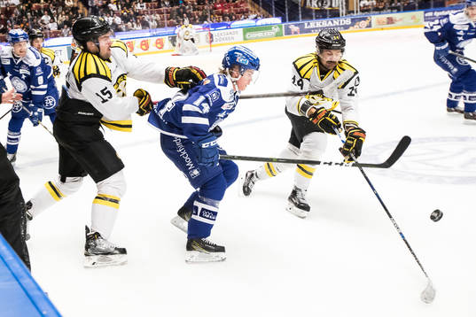 Leksands Oskar Lang i kamp om pucken med Brynäs Simon