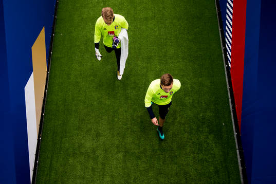 Målvakt Patrik Carlgren och Victor Nilsson Lindelöf lämnar en träning med Sveriges fotbollslandslag den 10 november 2016 i Saint-Denis.