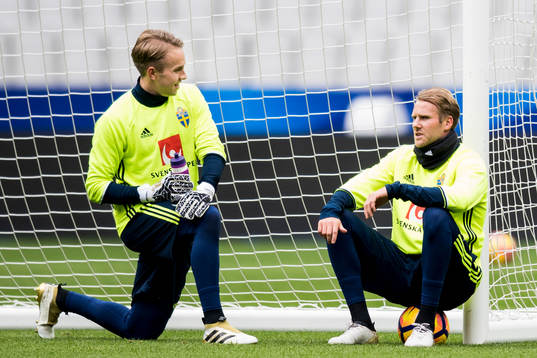 Målvakt Patrik Carlgren och Ola Toivonen