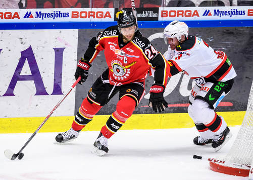 Luleås Johan Harju med pucken håller undan Malmö