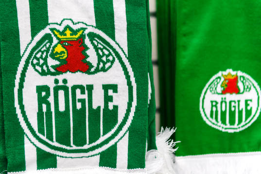 En halsduk med Rögles logo