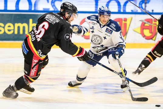 Leksands Ben Youds i kamp om pucken med Luleås Craig