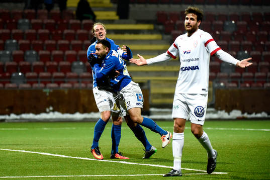 Norrbys Marcus Översjö och Richard Yarsuvat jublar efter 1-2