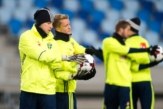Sveriges målvakt Patrik Carlgren och Sam Larsson