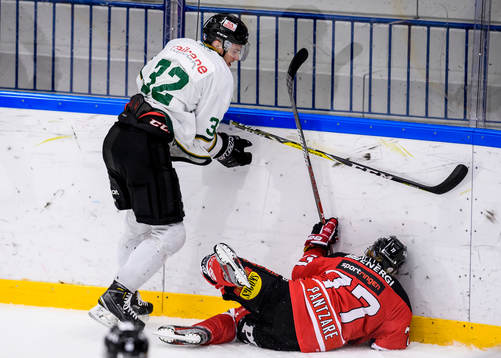 Sollefteås Johan Larsson tacklar omkull Piteås Isak