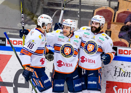 Växjös Geoff Platt (m) jublar