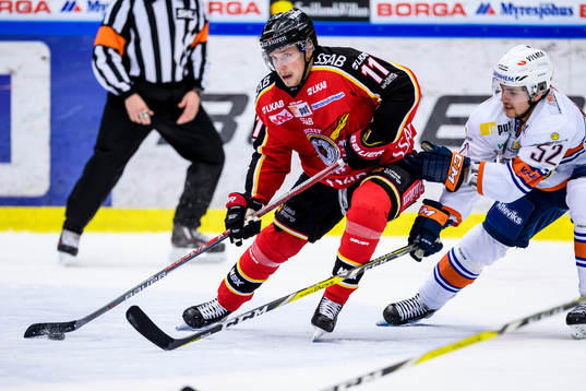 Luleås Petter Emanuelsson jagas av Växjös Arvid Lundberg