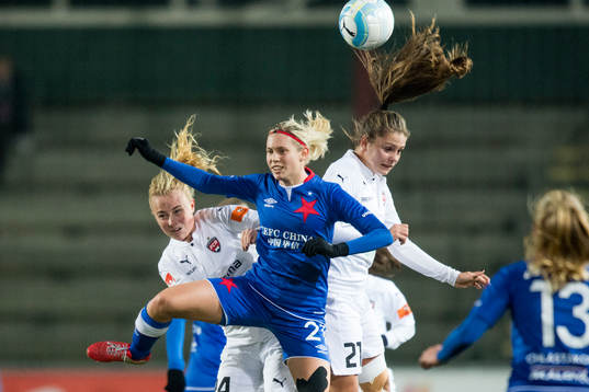 Rosengårds Ebba Wieder och Lieke Martens i kamp om bollen