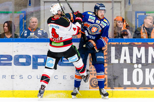 Kamp mellan Malmö Redhawks Noah Welch och Växjös Dennis