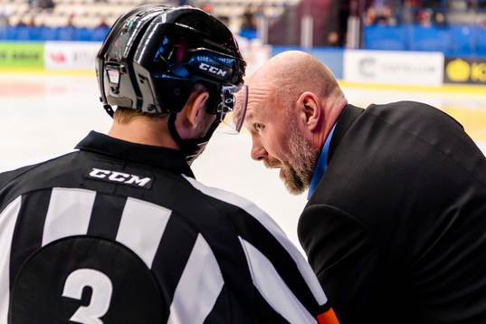 Malmö Redhawks tränare Peter Andersson pratar med Domare