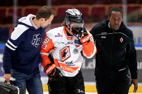 Karlskronas Filip Cruseman får hjälp av isen