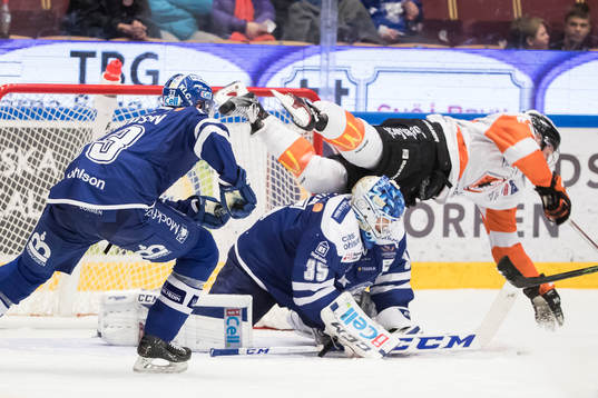 Karlskronas Kristoffer Söder flyger över Leksands