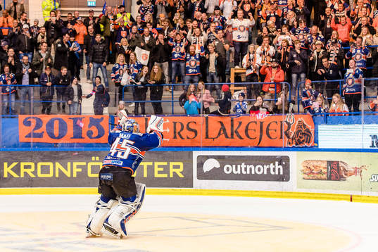 Växjös målvakt Viktor Andrén jublar och showar framför