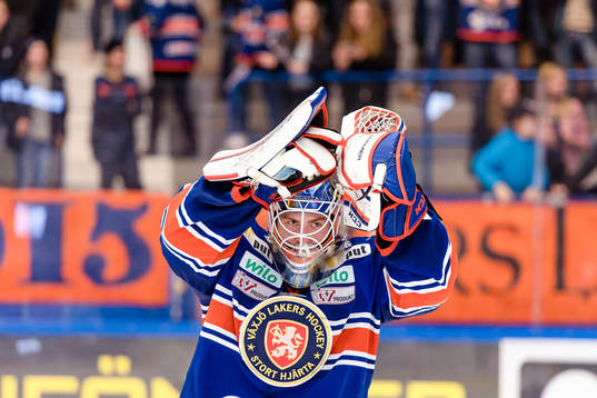 Växjös målvakt Viktor Andrén jublar och showar framför