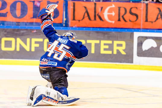 Växjös målvakt Viktor Andrén jublar och showar framför