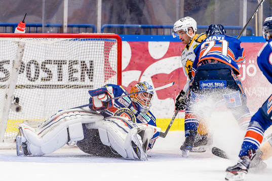 Växjös målvakt Viktor Andrén stoppar en puck från