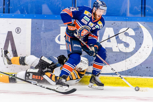 Skellefteås Filip Berglund faller