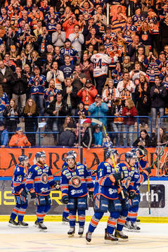 Växjös spelare jublar framför fansen