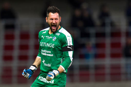 Halmstads målvakt Stojan Lukic jublar efter 1-2