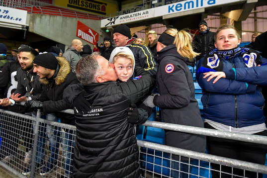 Halmstads tränare Jan Jönsson jublar med familj