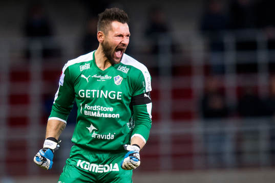 Halmstads målvakt Stojan Lukic jublar efter Marcus Mathisen (ej i bild) gjort 1-2