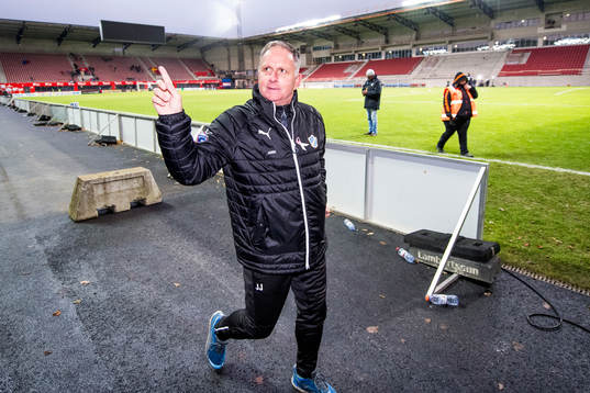 Halmstads tränare Jan Jönsson jublar med publiken