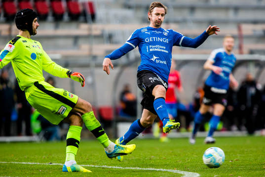 Helsingborgs målvakt Stojan Lukic och Halmstads Fredrik