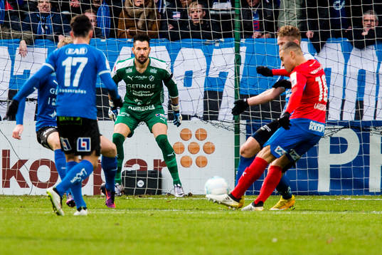 Halmstads målvakt Stojan Lukic med fokus på bollen