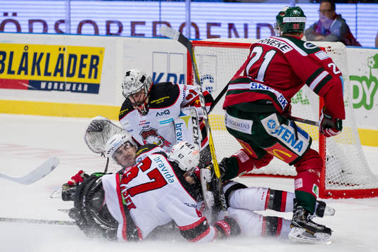 Frölundas Christoffer Ehn skjuter ett skott på Malmö