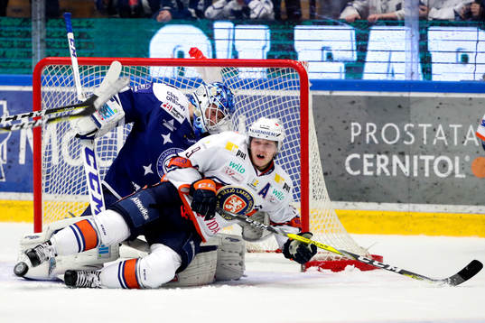 Växjös Josh Hennessy och Leksands målvakt Atte Engren
