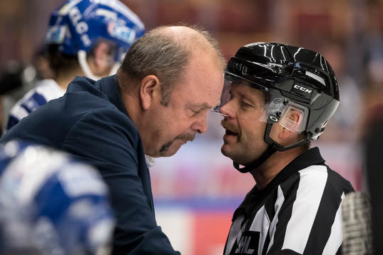 Leksands tränare Per-Erik Johnsson i samtal med domare